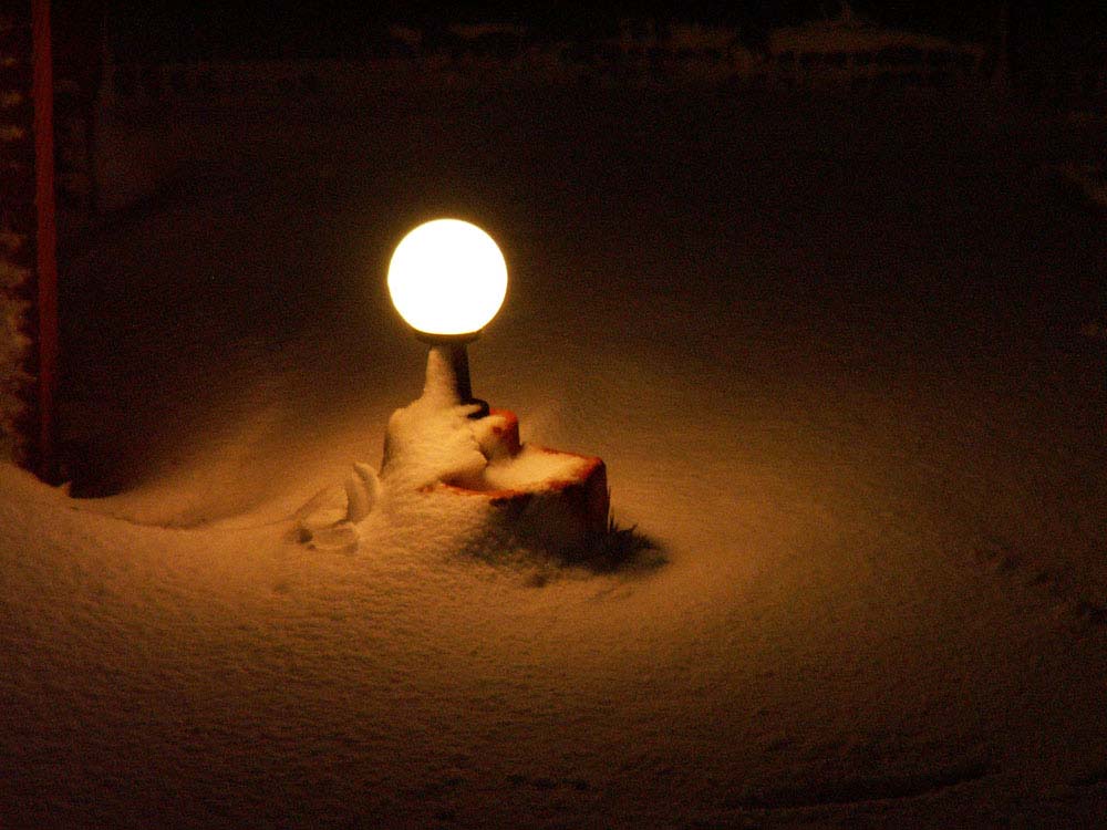 Lanterna solare da giardino con base piccola in finta roccia – R.C. di  Rinaldi Snc